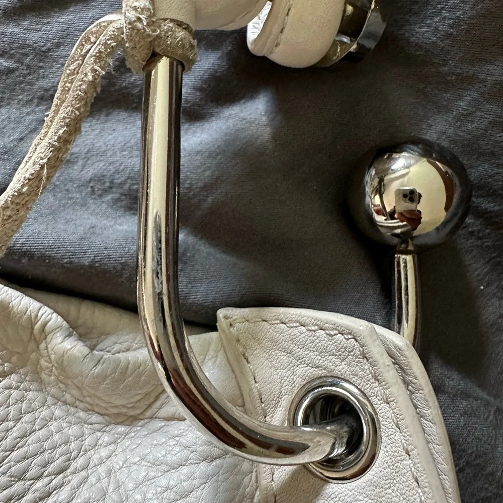 White pebbled leather Charles Jourdan purse - Picture 3 of 13